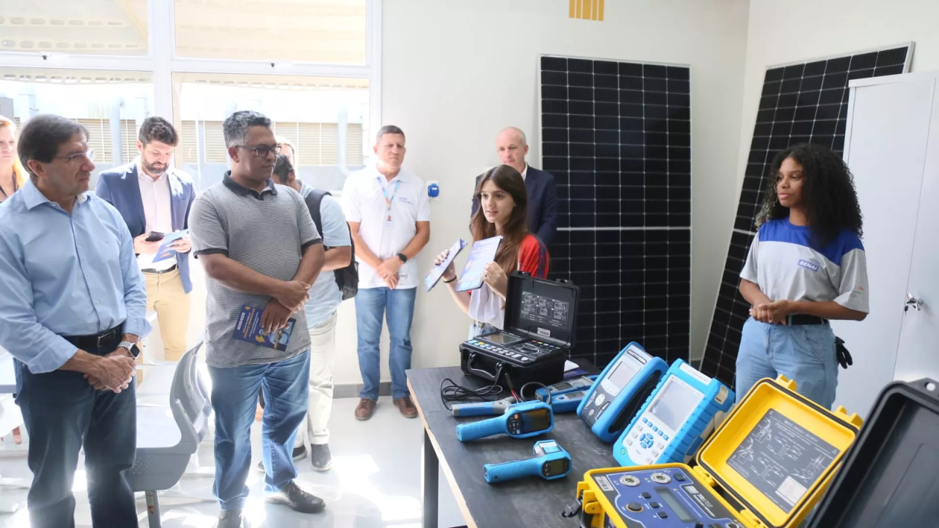 Alunos%20do%20Senai%20ES%20mostrando%20o%20laborat%C3%B3rio%20%28Foto_Thiago%20Guimar%C3%A3es%29.jpeg Alunos%20do%20Senai%20ES%20mostrando%20o%20laborat%C3%B3rio%20%28Foto_Thiago%20Guimar%C3%A3es%29.jpeg