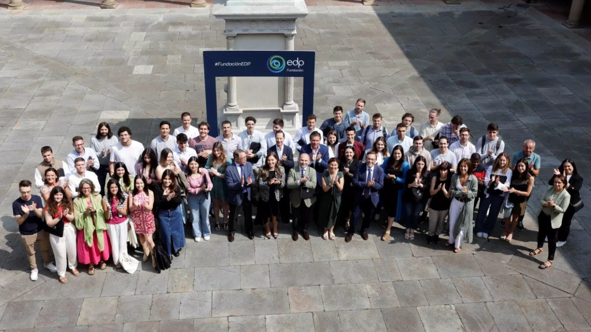 Los%20estudiantes%20con%20el%20rector%2C%20la%20CEO%20de%20EDP%20Espa%C3%B1a%20y%20la%20directora%20de%20la%20Fundaci%C3%B3n%20EDP_4.jpg Los%20estudiantes%20con%20el%20rector%2C%20la%20CEO%20de%20EDP%20Espa%C3%B1a%20y%20la%20directora%20de%20la%20Fundaci%C3%B3n%20EDP_4.jpg