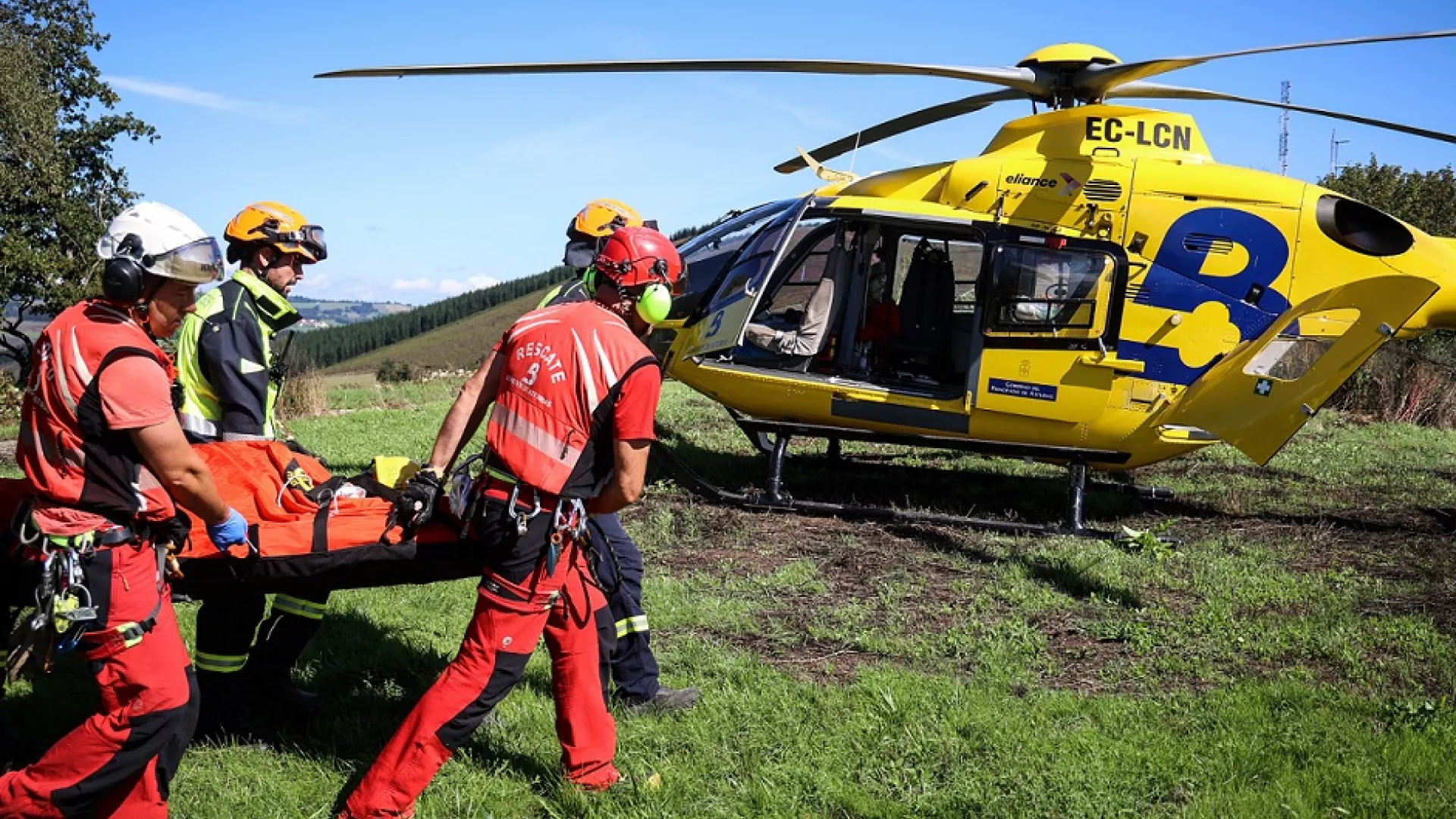 Momento%20en%20el%20que%20los%20bomberos%20se%20disponen%20a%20introducir%20a%20la%20persona%20indispuesta%20en%20el%20helic%C3%B3ptero_0.jpg Momento%20en%20el%20que%20los%20bomberos%20se%20disponen%20a%20introducir%20a%20la%20persona%20indispuesta%20en%20el%20helic%C3%B3ptero_0.jpg