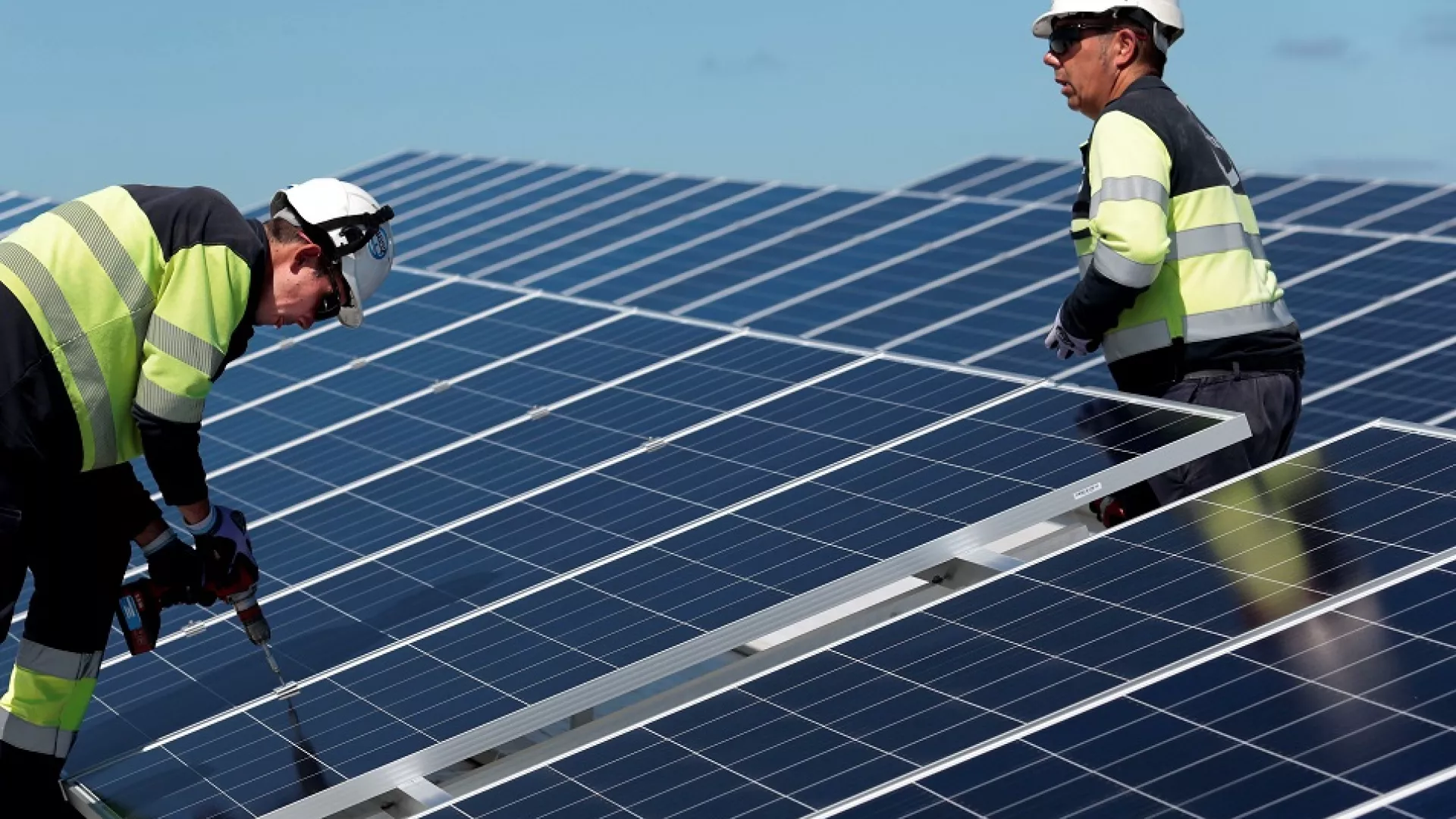 dos_operarios_fijan_paneles_solares_en_la_instalacion.jpg dos_operarios_fijan_paneles_solares_en_la_instalacion.jpg
