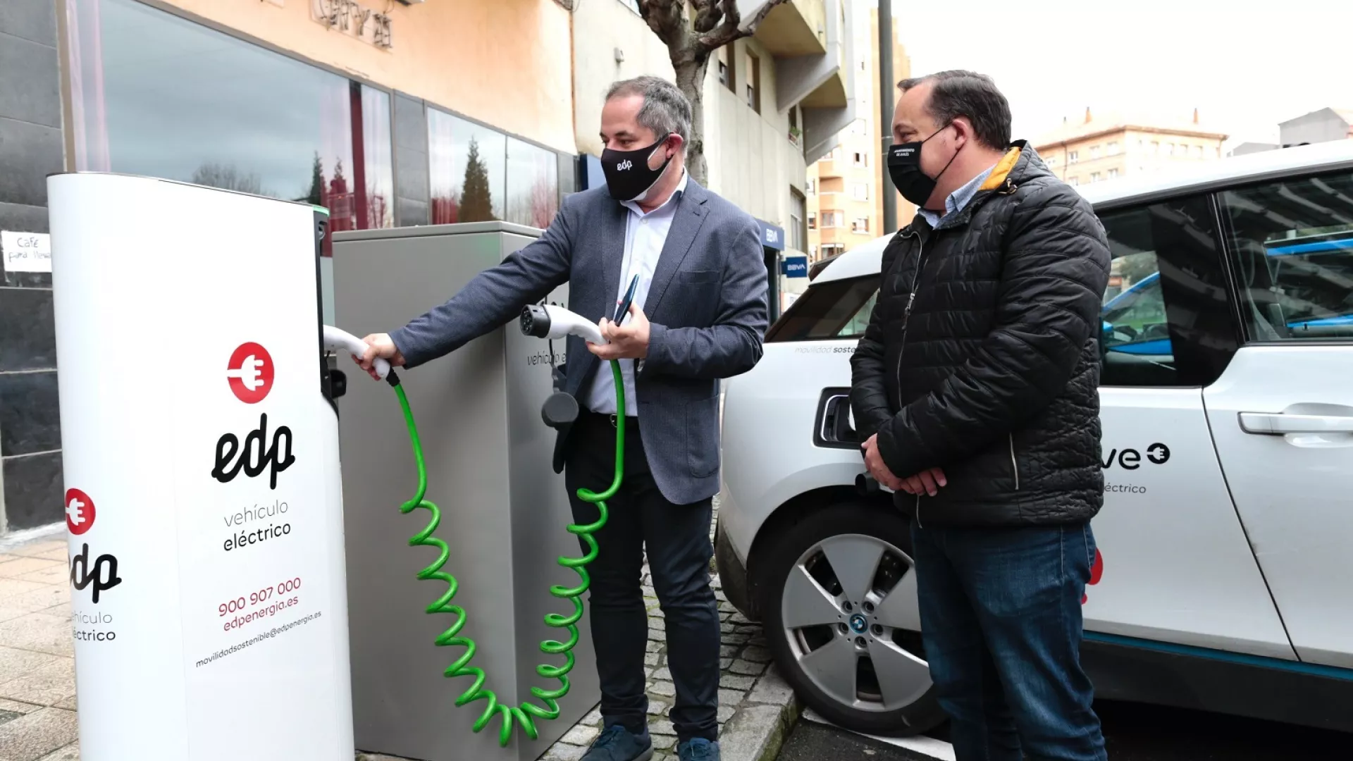 javier_izquierdo_enchufa_el_vehiculo_electrico_al_nuevo_cargador_de_aviles_web.jpg javier_izquierdo_enchufa_el_vehiculo_electrico_al_nuevo_cargador_de_aviles_web.jpg