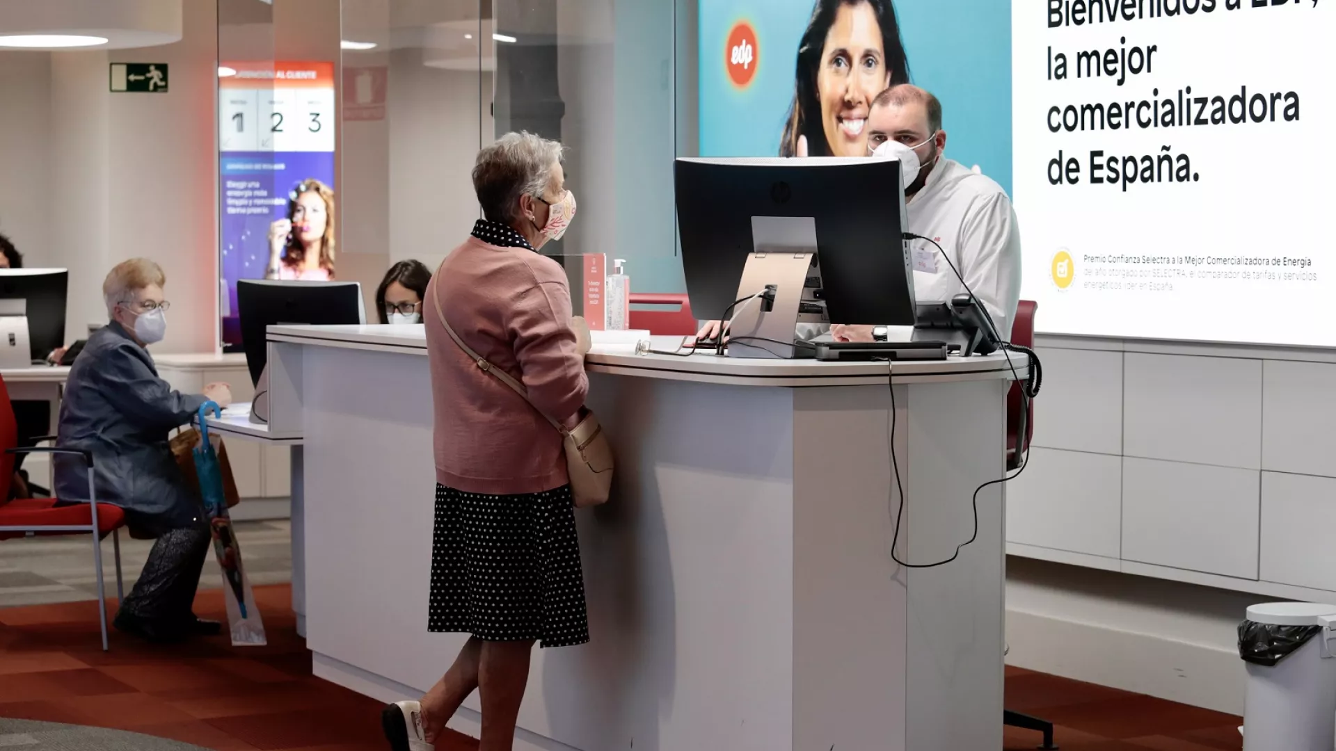 las_mamparas_integradas_en_los_puestos_de_atencion_garantizan_la_seguridad_en_las_oficinas_web.jpg las_mamparas_integradas_en_los_puestos_de_atencion_garantizan_la_seguridad_en_las_oficinas_web.jpg