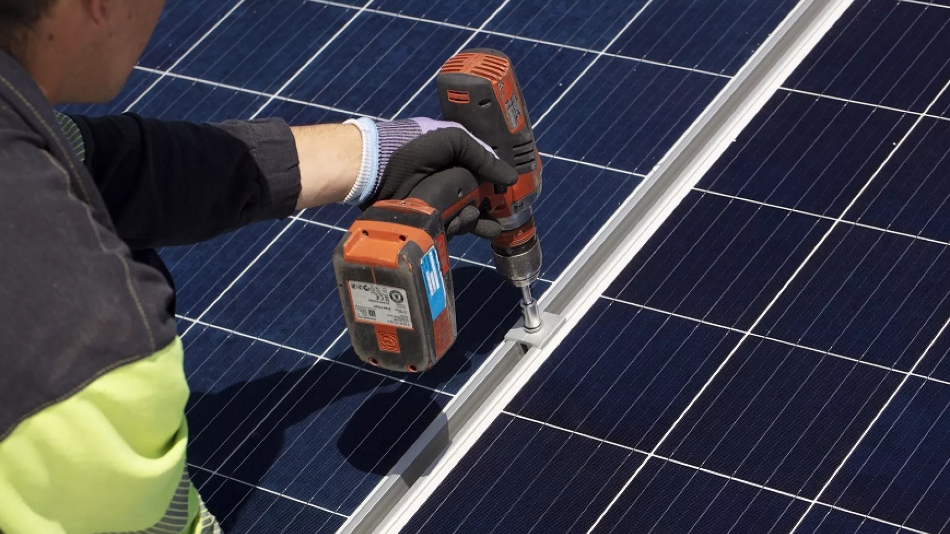 rrss_un_tecnico_fija_los_soportes_de_una_instalacion_fotovoltaica_de_autoconsumo_de_edp.jpg rrss_un_tecnico_fija_los_soportes_de_una_instalacion_fotovoltaica_de_autoconsumo_de_edp.jpg