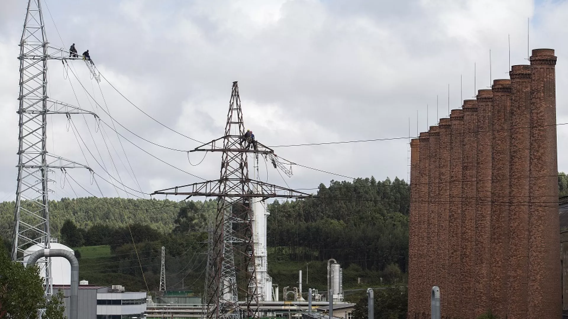 tecnicos_de_la_distribuidora_de_edp_realizan_trabajos_de_mejora_del_suministro_electrico_-.jpg tecnicos_de_la_distribuidora_de_edp_realizan_trabajos_de_mejora_del_suministro_electrico_-.jpg
