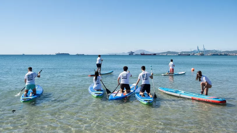 Los%20j%C3%B3venes%20durante%20la%20clase%20de%20paddle%20surf.jpg