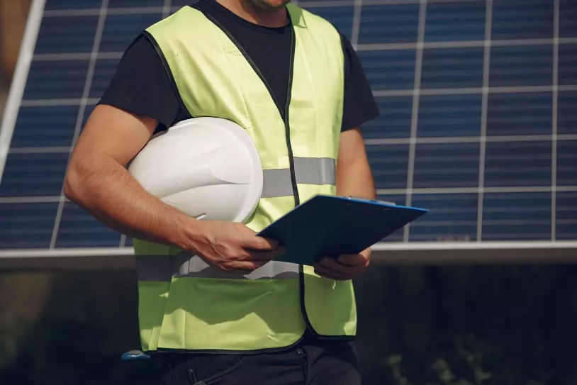 homem-com-capacete-branco-perto-de-um-painel-solar%20%281%29.jpg