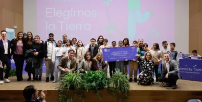 Alumnos%20y%20profesores%20del%20colegio%20San%20Vicente%20de%20Pa%C3%BAl%20de%20Jerez%2C%20ganador%20de%20Elegimos%20la%20Tierra%2C%20junto%20al%20jurado.JPG
