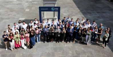 Los%20estudiantes%20con%20el%20rector%2C%20la%20CEO%20de%20EDP%20Espa%C3%B1a%20y%20la%20directora%20de%20la%20Fundaci%C3%B3n%20EDP_4.jpg