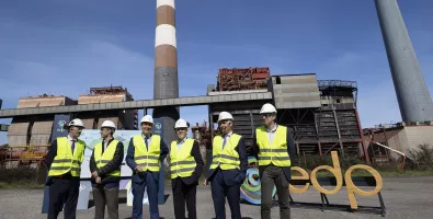 Representantes%20de%20EDP%20acompa%C3%B1ando%20al%20secretario%20general%20de%20Industria%2C%20Francisco%20Blanco%2C%20durante%20su%20visita%20a%20Abo%C3%B1o_baja_0.jpg