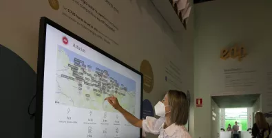 Visitante%20consultando%20datos%20potencial%20solar%20en%20Asturias%20en%20el%20pabell%C3%B3n%20de%20EDP%20en%20la%20FIDMA_0.jpg