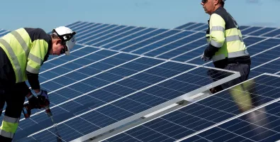 dos_operarios_fijan_paneles_solares_en_la_instalacion.jpg